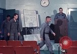 Immagine di Lt Daryl R Youngstrum e grandi Giordania fornendo informazioni Phan Rang Vietnam, 1970, secondo 14 filmato di repertorio 65675026823