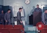 Immagine di Lt Daryl R Youngstrum e grandi Giordania fornendo informazioni Phan Rang Vietnam, 1970, secondo 15 filmato di repertorio 65675026823