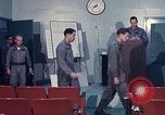 Immagine di Lt Daryl R Youngstrum e grandi Giordania fornendo informazioni Phan Rang Vietnam, 1970, secondo 16 filmato di repertorio 65675026823