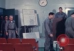 Immagine di Lt Daryl R Youngstrum e grandi Giordania fornendo informazioni Phan Rang Vietnam, 1970, secondo 17 filmato di repertorio 65675026823