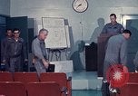 Immagine di Lt Daryl R Youngstrum e grandi Giordania fornendo informazioni Phan Rang Vietnam, 1970, secondo 18 filmato di repertorio 65675026823