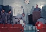 Immagine di Lt Daryl R Youngstrum e grandi Giordania fornendo informazioni Phan Rang Vietnam, 1970, secondo 19 filmato di repertorio 65675026823