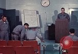 Immagine di Lt Daryl R Youngstrum e grandi Giordania fornendo informazioni Phan Rang Vietnam, 1970, secondo 20 filmato di repertorio 65675026823