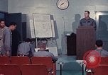 Immagine di Lt Daryl R Youngstrum e grandi Giordania fornendo informazioni Phan Rang Vietnam, 1970, secondo 21 filmato di repertorio 65675026823