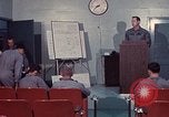 Immagine di Lt Daryl R Youngstrum e grandi Giordania fornendo informazioni Phan Rang Vietnam, 1970, secondo 22 filmato di repertorio 65675026823