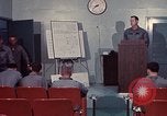 Immagine di Lt Daryl R Youngstrum e grandi Giordania fornendo informazioni Phan Rang Vietnam, 1970, secondo 23 filmato di repertorio 65675026823