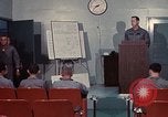 Immagine di Lt Daryl R Youngstrum e grandi Giordania fornendo informazioni Phan Rang Vietnam, 1970, secondo 24 filmato di repertorio 65675026823