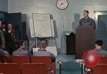 Immagine di Lt Daryl R Youngstrum e grandi Giordania fornendo informazioni Phan Rang Vietnam, 1970, secondo 25 filmato di repertorio 65675026823