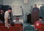 Immagine di Lt Daryl R Youngstrum e grandi Giordania fornendo informazioni Phan Rang Vietnam, 1970, secondo 26 filmato di repertorio 65675026823