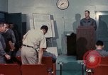 Immagine di Lt Daryl R Youngstrum e grandi Giordania fornendo informazioni Phan Rang Vietnam, 1970, secondo 27 filmato di repertorio 65675026823