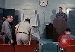 Immagine di Lt Daryl R Youngstrum e grandi Giordania fornendo informazioni Phan Rang Vietnam, 1970, secondo 28 filmato di repertorio 65675026823