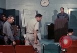 Immagine di Lt Daryl R Youngstrum e grandi Giordania fornendo informazioni Phan Rang Vietnam, 1970, secondo 29 filmato di repertorio 65675026823