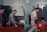 Immagine di Lt Daryl R Youngstrum e grandi Giordania fornendo informazioni Phan Rang Vietnam, 1970, secondo 30 filmato di repertorio 65675026823