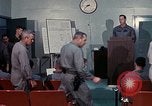 Immagine di Lt Daryl R Youngstrum e grandi Giordania fornendo informazioni Phan Rang Vietnam, 1970, secondo 31 filmato di repertorio 65675026823
