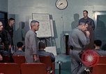 Immagine di Lt Daryl R Youngstrum e grandi Giordania fornendo informazioni Phan Rang Vietnam, 1970, secondo 32 filmato di repertorio 65675026823