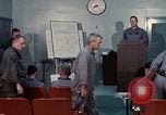 Immagine di Lt Daryl R Youngstrum e grandi Giordania fornendo informazioni Phan Rang Vietnam, 1970, secondo 33 filmato di repertorio 65675026823