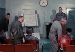 Immagine di Lt Daryl R Youngstrum e grandi Giordania fornendo informazioni Phan Rang Vietnam, 1970, secondo 34 filmato di repertorio 65675026823