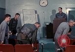 Immagine di Lt Daryl R Youngstrum e grandi Giordania fornendo informazioni Phan Rang Vietnam, 1970, secondo 35 filmato di repertorio 65675026823