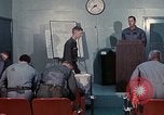 Immagine di Lt Daryl R Youngstrum e grandi Giordania fornendo informazioni Phan Rang Vietnam, 1970, secondo 36 filmato di repertorio 65675026823