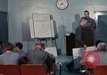 Immagine di Lt Daryl R Youngstrum e grandi Giordania fornendo informazioni Phan Rang Vietnam, 1970, secondo 37 filmato di repertorio 65675026823