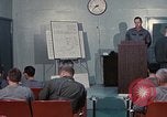 Immagine di Lt Daryl R Youngstrum e grandi Giordania fornendo informazioni Phan Rang Vietnam, 1970, secondo 38 filmato di repertorio 65675026823