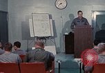 Immagine di Lt Daryl R Youngstrum e grandi Giordania fornendo informazioni Phan Rang Vietnam, 1970, secondo 39 filmato di repertorio 65675026823