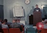 Immagine di Lt Daryl R Youngstrum e grandi Giordania fornendo informazioni Phan Rang Vietnam, 1970, secondo 40 filmato di repertorio 65675026823