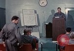 Immagine di Lt Daryl R Youngstrum e grandi Giordania fornendo informazioni Phan Rang Vietnam, 1970, secondo 41 filmato di repertorio 65675026823