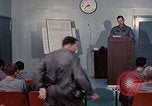 Immagine di Lt Daryl R Youngstrum e grandi Giordania fornendo informazioni Phan Rang Vietnam, 1970, secondo 42 filmato di repertorio 65675026823