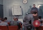 Immagine di Lt Daryl R Youngstrum e grandi Giordania fornendo informazioni Phan Rang Vietnam, 1970, secondo 43 filmato di repertorio 65675026823