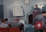 Immagine di Lt Daryl R Youngstrum e grandi Giordania fornendo informazioni Phan Rang Vietnam, 1970, secondo 44 filmato di repertorio 65675026823