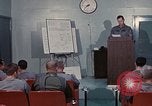 Immagine di Lt Daryl R Youngstrum e grandi Giordania fornendo informazioni Phan Rang Vietnam, 1970, secondo 46 filmato di repertorio 65675026823