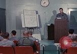 Immagine di Lt Daryl R Youngstrum e grandi Giordania fornendo informazioni Phan Rang Vietnam, 1970, secondo 47 filmato di repertorio 65675026823