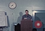 Immagine di Lt Daryl R Youngstrum e grandi Giordania fornendo informazioni Phan Rang Vietnam, 1970, secondo 54 filmato di repertorio 65675026823