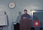 Immagine di Lt Daryl R Youngstrum e grandi Giordania fornendo informazioni Phan Rang Vietnam, 1970, secondo 55 filmato di repertorio 65675026823
