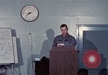Immagine di Lt Daryl R Youngstrum e grandi Giordania fornendo informazioni Phan Rang Vietnam, 1970, secondo 57 filmato di repertorio 65675026823