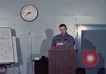 Immagine di Lt Daryl R Youngstrum e grandi Giordania fornendo informazioni Phan Rang Vietnam, 1970, secondo 58 filmato di repertorio 65675026823