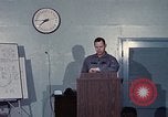 Immagine di Lt Daryl R Youngstrum e grandi Giordania fornendo informazioni Phan Rang Vietnam, 1970, secondo 60 filmato di repertorio 65675026823