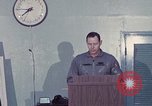 Immagine di Lt Daryl R Youngstrum e grandi Giordania fornendo informazioni Phan Rang Vietnam, 1970, secondo 62 filmato di repertorio 65675026823