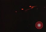 Immagine di I traccianti e razzi paracadute da AC-119K Phan Rang Vietnam, 1970, secondo 9 filmato di repertorio 65675026824