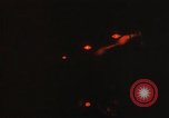 Immagine di I traccianti e razzi paracadute da AC-119K Phan Rang Vietnam, 1970, secondo 11 filmato di repertorio 65675026824