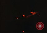 Immagine di I traccianti e razzi paracadute da AC-119K Phan Rang Vietnam, 1970, secondo 12 filmato di repertorio 65675026824