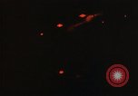 Immagine di I traccianti e razzi paracadute da AC-119K Phan Rang Vietnam, 1970, secondo 16 filmato di repertorio 65675026824