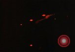 Immagine di I traccianti e razzi paracadute da AC-119K Phan Rang Vietnam, 1970, secondo 18 filmato di repertorio 65675026824
