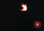 Immagine di I traccianti e razzi paracadute da AC-119K Phan Rang Vietnam, 1970, secondo 42 filmato di repertorio 65675026824