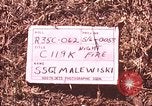 Immagine di AC-119K che mostra gli avieri carico e controllo mini pistole Phan Rang Vietnam, 1970, secondo 5 filmato di repertorio 65675026825