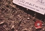 Immagine di AC-119K che mostra gli avieri carico e controllo mini pistole Phan Rang Vietnam, 1970, secondo 9 filmato di repertorio 65675026825