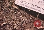 Immagine di AC-119K che mostra gli avieri carico e controllo mini pistole Phan Rang Vietnam, 1970, secondo 10 filmato di repertorio 65675026825