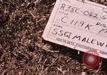 Immagine di AC-119K che mostra gli avieri carico e controllo mini pistole Phan Rang Vietnam, 1970, secondo 12 filmato di repertorio 65675026825