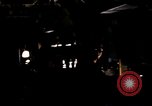 Immagine di AC-119K che mostra gli avieri carico e controllo mini pistole Phan Rang Vietnam, 1970, secondo 13 filmato di repertorio 65675026825